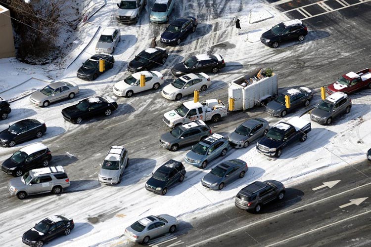 اگر خودروی ما در برف و یخ سر خورد چه کنیم؟