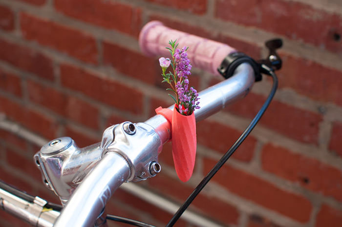 تزئین دوچرخه با گلدان‌های کوچک