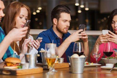 آیا گوشی های هوشمند ما را به اختلال ADHD مبتلا میکنند؟