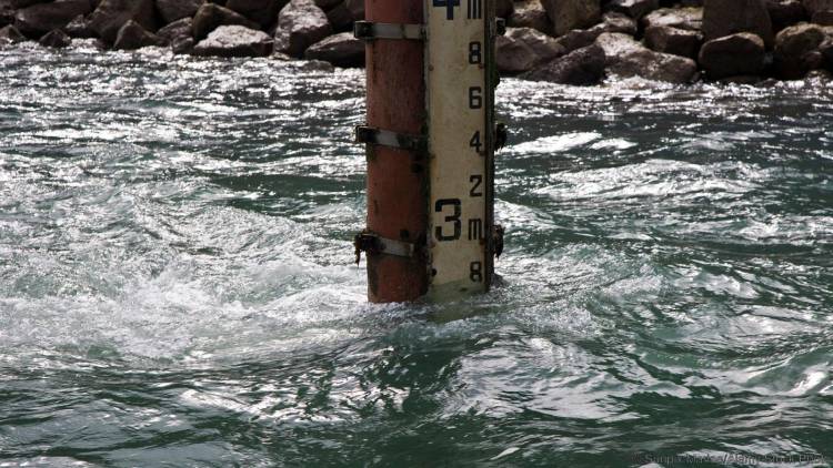 اندازه گیری سطح آب
