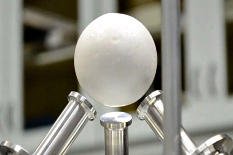 تماشا کنید: فیزیکدانان جسمی به ابعاد یک توپ گلف را با امواج صوتی شناور ساختند