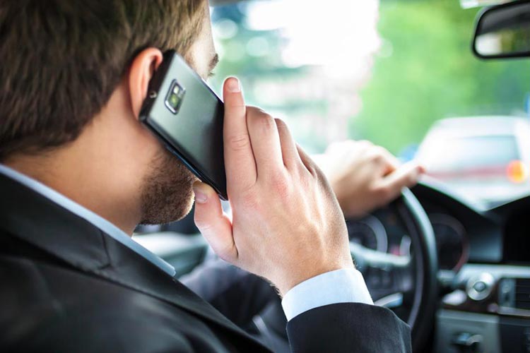 جریمه ۱۰۰ هزار تومانی برای استفاده از موبایل یا هندزفری هنگام رانندگی