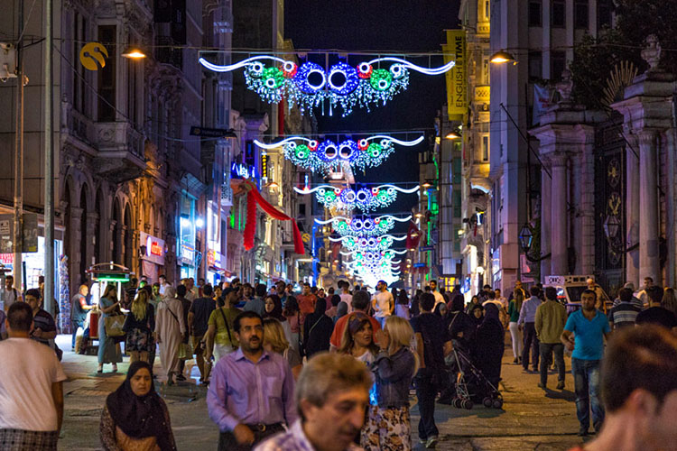 زندگی شبانه در استانبول را تماشا کنید