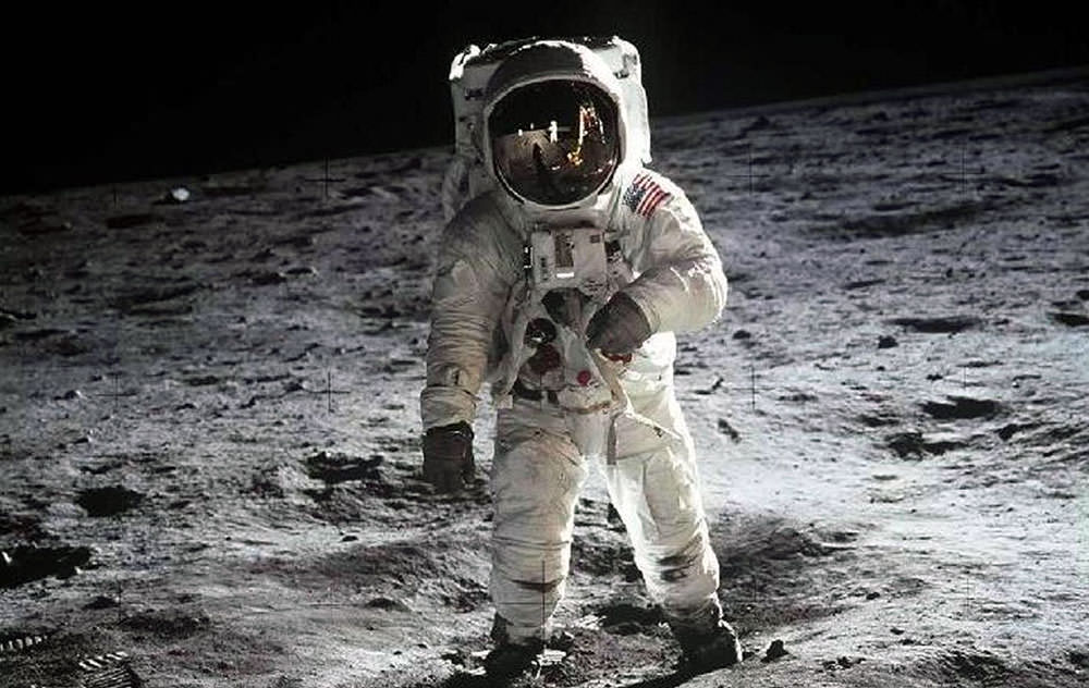انسان بر روی ماه