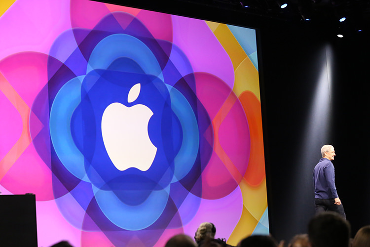 اپل در سال ۲۰۱۷ از روکش شیشه ای و پنل امولد در آیفون ها استفاده خواهد کرد