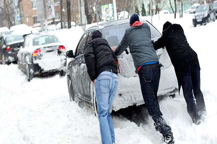 باور غلط گرم کردن موتور خودرو در فصل زمستان ممکن است آثار زیان‌باری در پی داشته باشد 