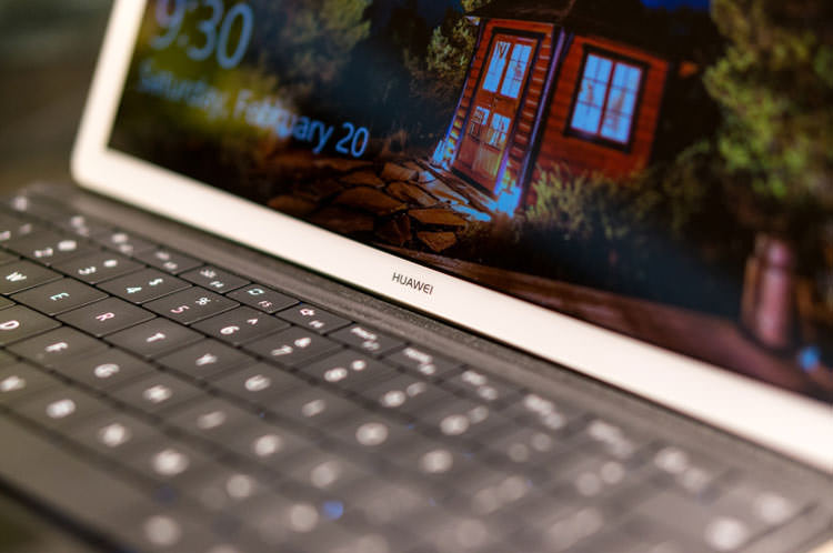 هوآوی از تبلت Matebook با سیستم عامل ویندوز ۱۰، پردازشگر نسل ششم اینتل، ۴ گیگابایت رم و حافظه ۱۲۸ گیگابایتی SSD رونمایی کرد