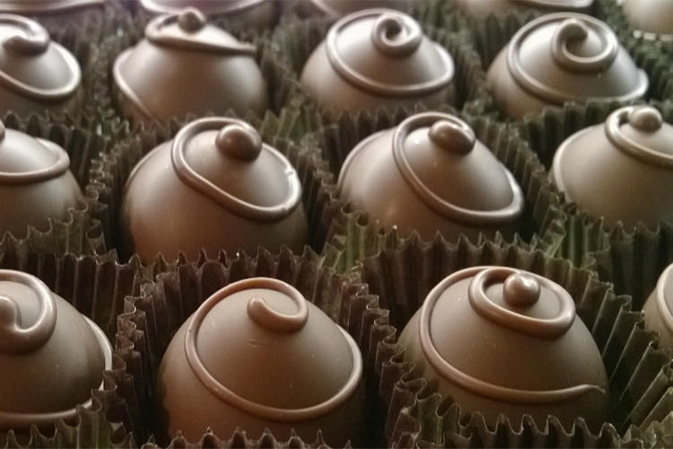 شناسایی ماده‌ ای در شکلات تلخ که منجر به آرامش بیشتر و حس خشنودی می‌شود