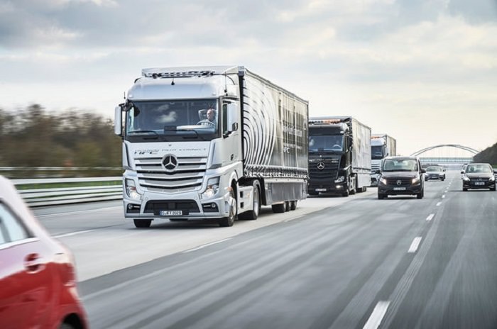 کامیون آکتروس مرسدس بنز و بررسی قابلیت رانندگی خودکار آن در بزرگراه‌های آلمان