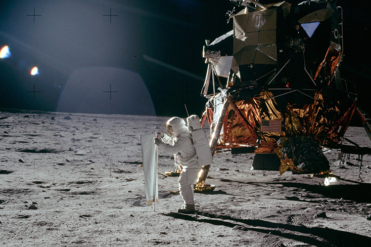 این تصاویر جزئیات باورنکردنی از لحظه فرود روی ماه نشان می‌دهند