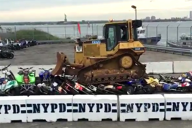 تماشا کنید: نابود کردن موتورسیکلت های غیرقانونی در نیویورک 