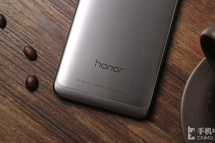 تلفن هوشمند Honor 8 با شارژ بیسیم و طراحی شیشه‌ای دوگانه تولید خواهد شد
