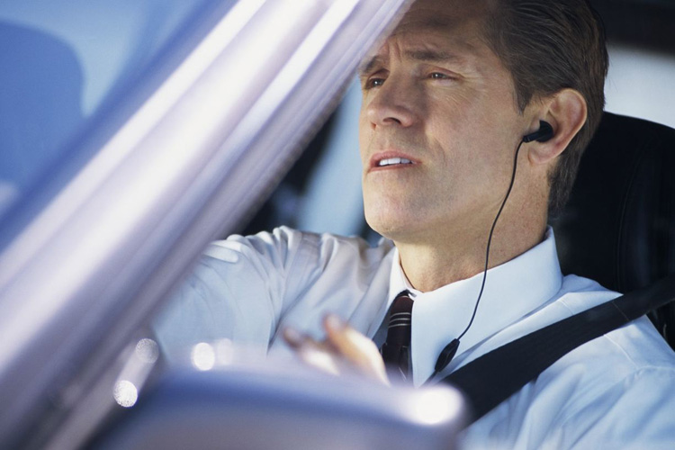 هندزفری گوشی و سیستم پیام صوتی خودرو, عوامل اصلی حواس پرتی رانندگان هستند