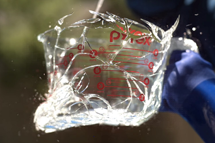 تماشا کنید: شکستن و خرد شدن ظرف شیشه ای با نرخ ۳۴۳٫۹۱۵ فریم در هر ثانیه