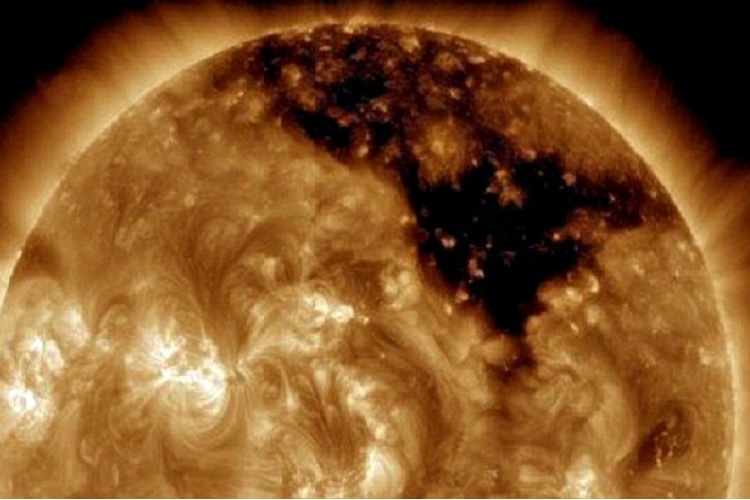 ناسا یک حفره‌ بزرگ در حال رشد روی سطح خورشید شناسایی کرده است