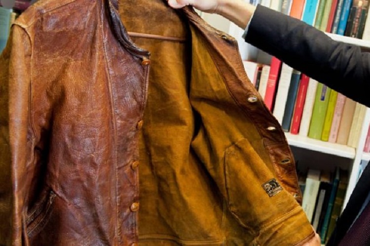 ژاکت چرمی قدیمی و بدبوی اینیشتین در یک حراجی به فروش رسید