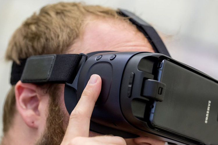 تماشا کنید: نگاه نزدیک به هدست واقعیت مجازی Gear VR جدید سامسونگ