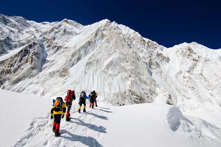 چه کسی رکورددار فتح قله اورست است؟