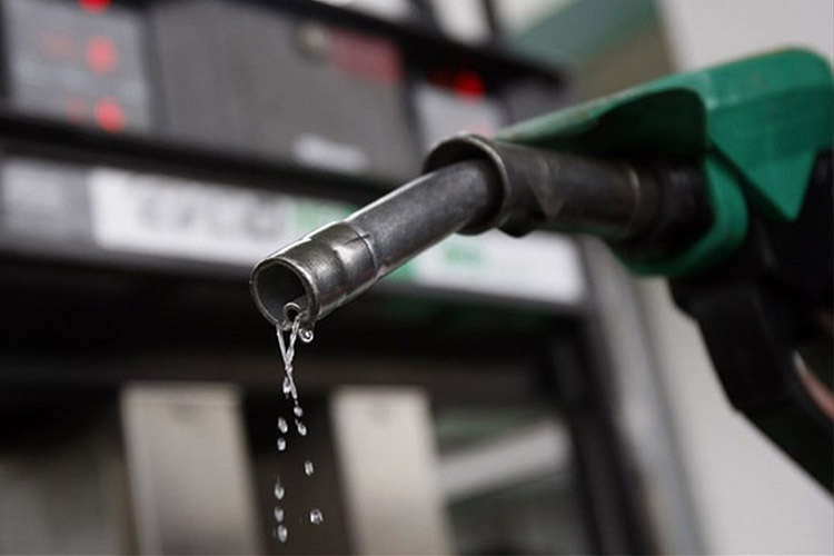 موافقت وزارت نفت با بنزین دو نرخی و تکذیب قیمت ۱۸۰۰ تومان