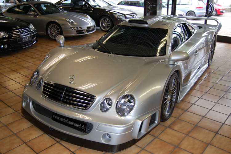 فروش یک نمونه‌ی کمیاب از مرسدس‌ بنز CLK GTR با قیمت ۲.۷ میلیون دلار