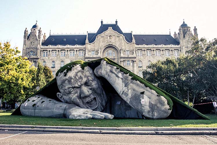 چرا مجسمه غول آسایی در میدان بوداپست ساخته شد؟