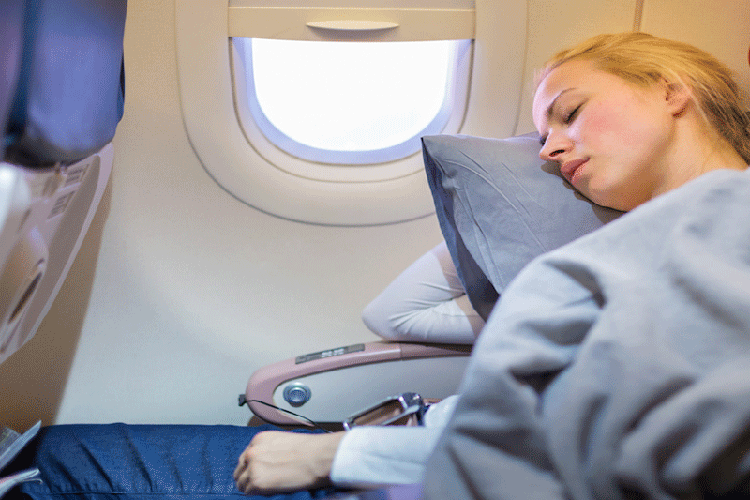 ۱۰ راهکار ساده برای خوابیدن در هواپیما