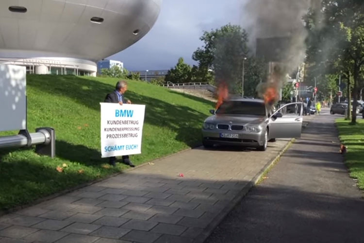 ویدئو: آتش زدن بی‌ام‌و سری ۷ مقابل موزه BMW