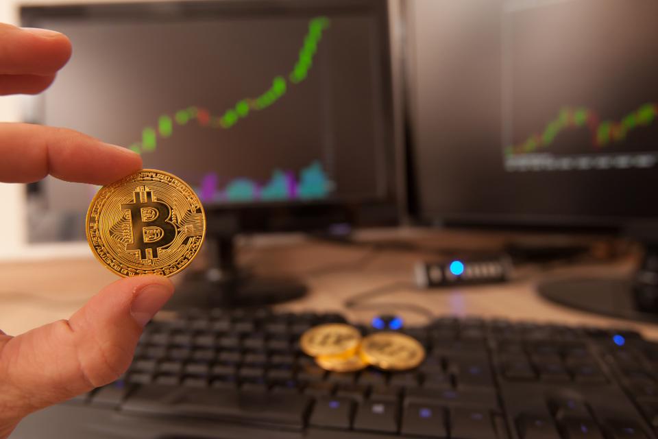نظرسنجیها از افزایش ارزش بیت کوین در سال ۲۰۱۸ میگویند