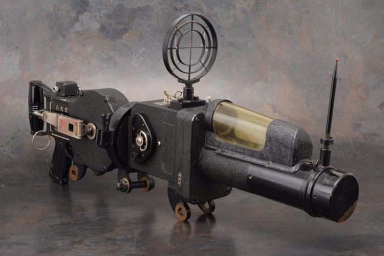 دوربینی به‌شکل مسلسل که در جنگ‌ جهانی دوم استفاده می‌شد