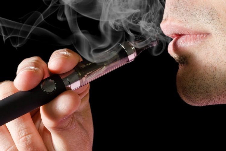 سیگار‌ الکترونیکی خطر ابتلا به سرطان و بیماری‌های قلبی را افزایش می‌دهد