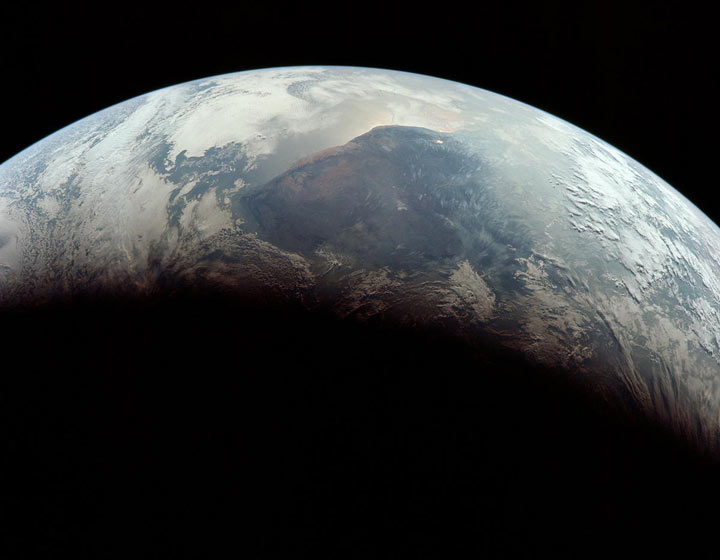 کره زمین از نمای پنجره فضاپیمای آپولو 