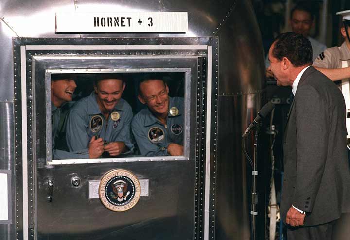 ریچارد نیکسون در حال بازدید از فضانوردان ماموریت آپولو ۱۱ 