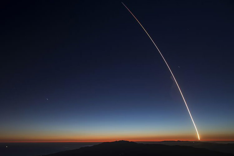 فرود موشک فالکون 9 اسپیس ایکس برای اولین بار در سواحل کالیفرنیا