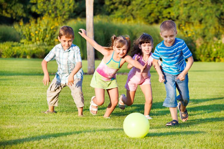 برای داشتن کودکانی با چشمانی سالم، به آنها اجازه دهید بیرون از منزل بازی کنند