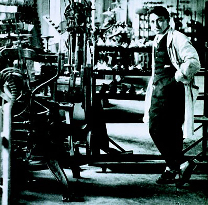 آدی داسلر در اولین کارگاه تولیدی کفش خودs