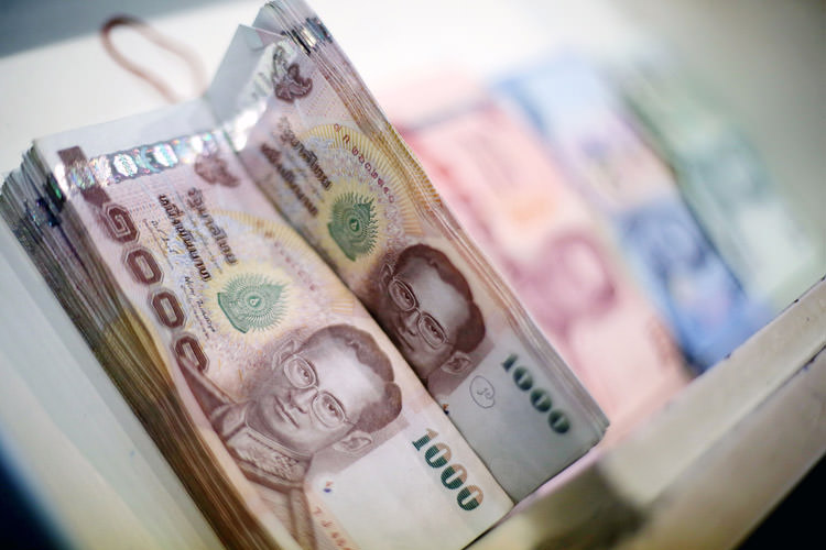 در سفر به تایلند بات بخریم یا دلار؟