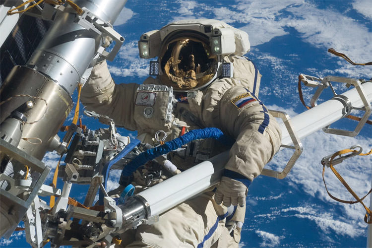 پیاده روی فضایی فضانوردان برای بررسی سوراخ عجیب در بدنه‌‌ فضاپیمای سایوز 