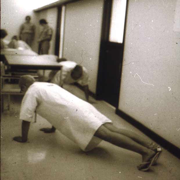 زندانیان آزمایش استنفورد با شنا رفتن تنبیه می‌شدند