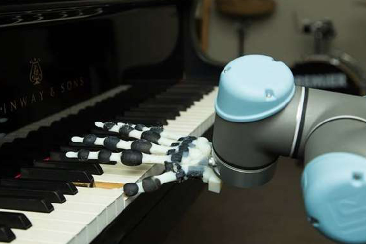 محققان موفق به طراحی دست روباتیکی شدند که همانند انسان پیانو می‌نوازد