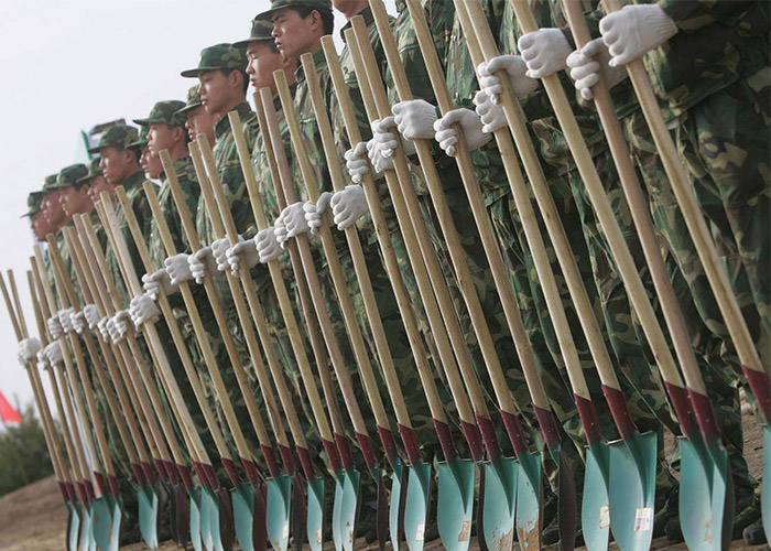 سربازان چینی برای مبارزه با آلودگی هوا درخت می کارند