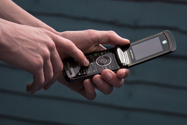 لنوو: گوشی موتو ریزر احتمالا با طراحی تاشو عرضه می‌شود
