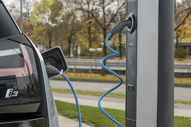 BMW charging poles / ايستگاه شارژ خودروي الكتريكي بي‌ام‌و