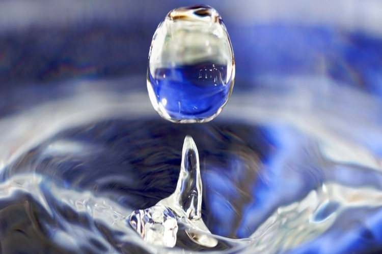 چرایی رفتار متفاوت آب با دیگر مایعات مشخص شد