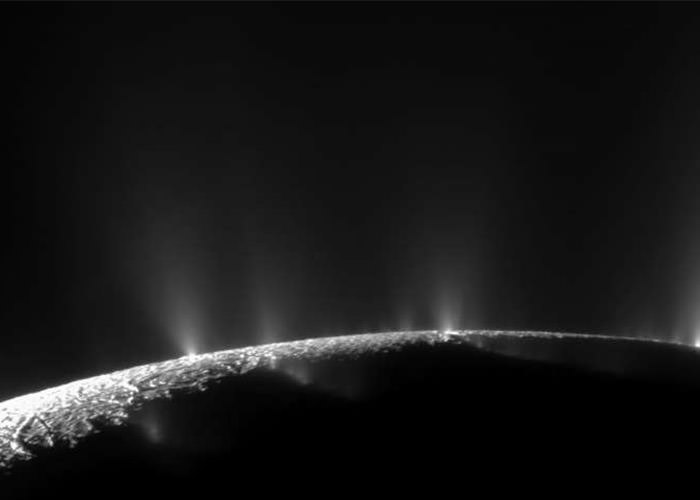 خروج آب و بخارات از قمر زحل-انسلادوس