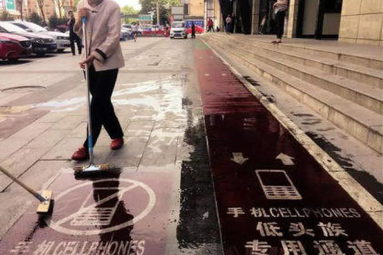  افراد معتاد به موبایل در چین باید از پیاده رو مخصوص تردد کنند