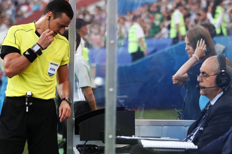 فیفا در جام جهانی 2018 اشتباهات داوری را به کمک فناوری VAR کاهش می‌دهد