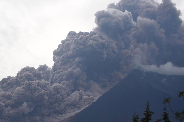 کشته و مفقود شدن صدها نفر بر اثر فوران آتشفشان فوئگو در گواتمالا