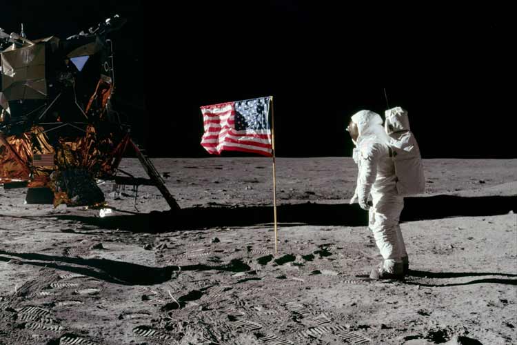 چرا بسیاری به ساختگی بودن فرود روی ماه و دیگر نظریه‌های توطئه باور دارند؟