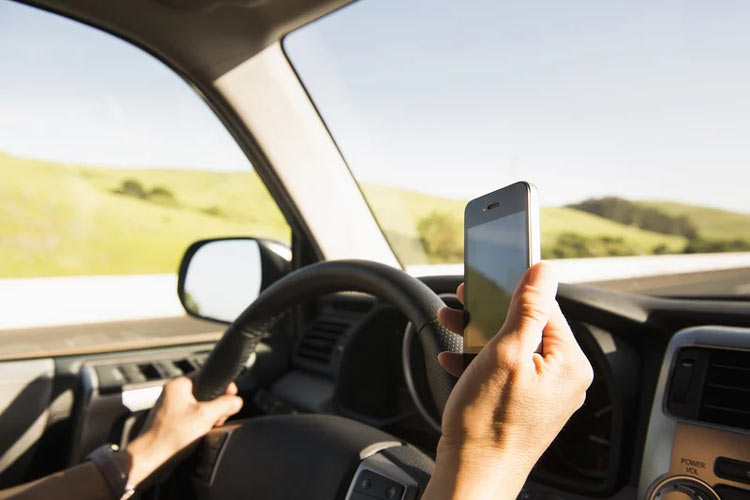 بسیاری از رانندگان، ارسال پیام‌ حین رانندگی را خطرناک نمی‌دانند