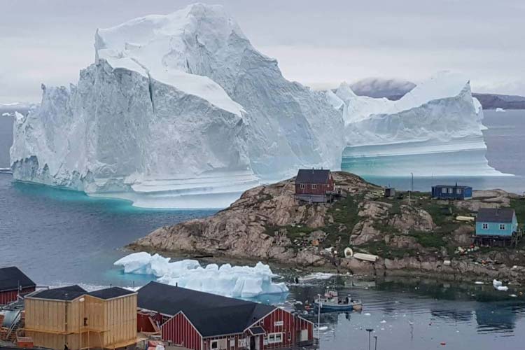 خطر برخورد یک کوه یخ عظیم به دهکده‌ای در گرینلند